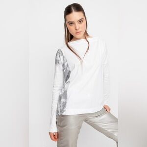 NWT OZAI N KU Allcotton loose boat neck top with a cloudy airbrushed pattern